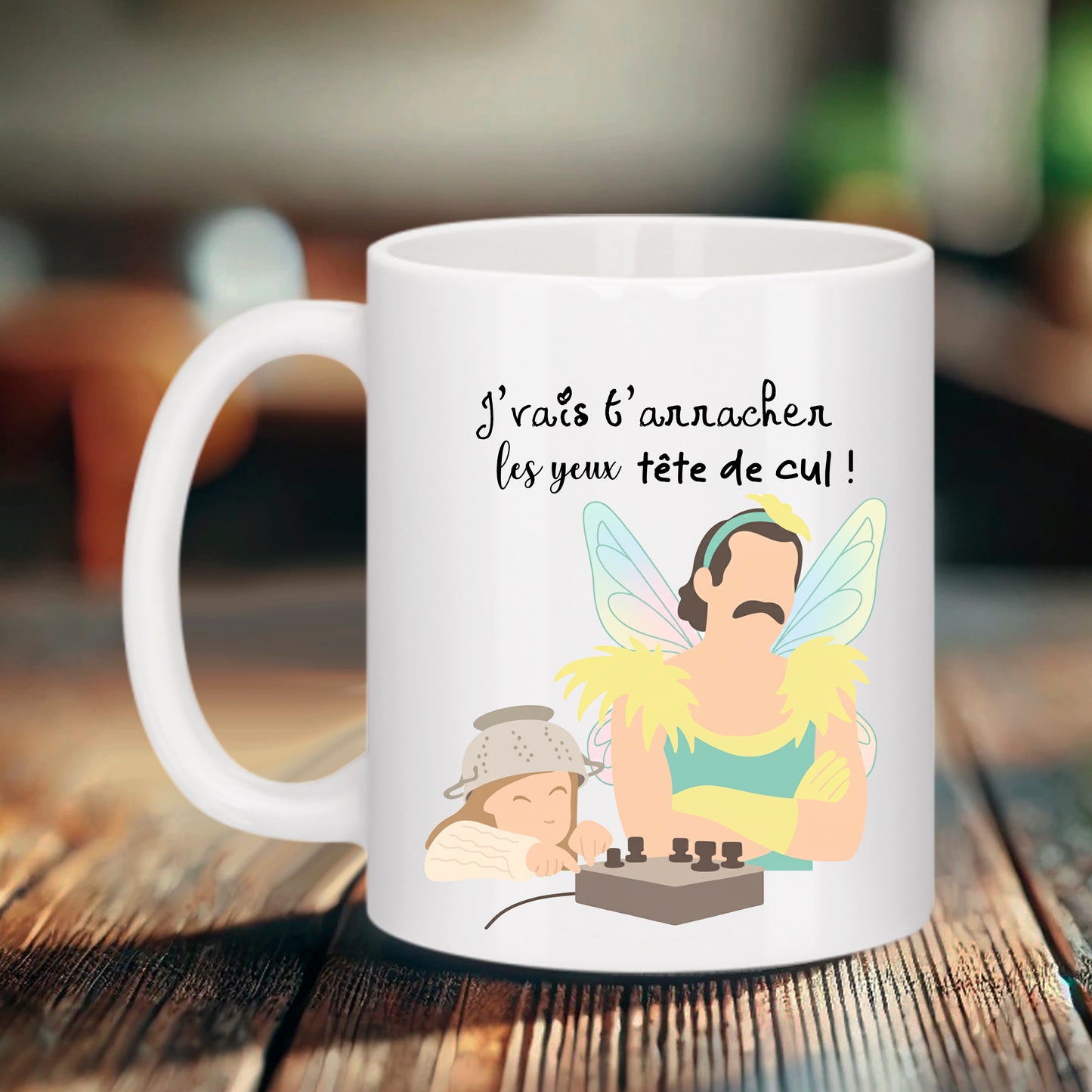 Mug en céramique humour noir avec punchline culte « J’vais t’arracher les yeux tête de cul », illustration petite fille à la passoire, fée du mensonge à moustache – idée cadeau de Noël original