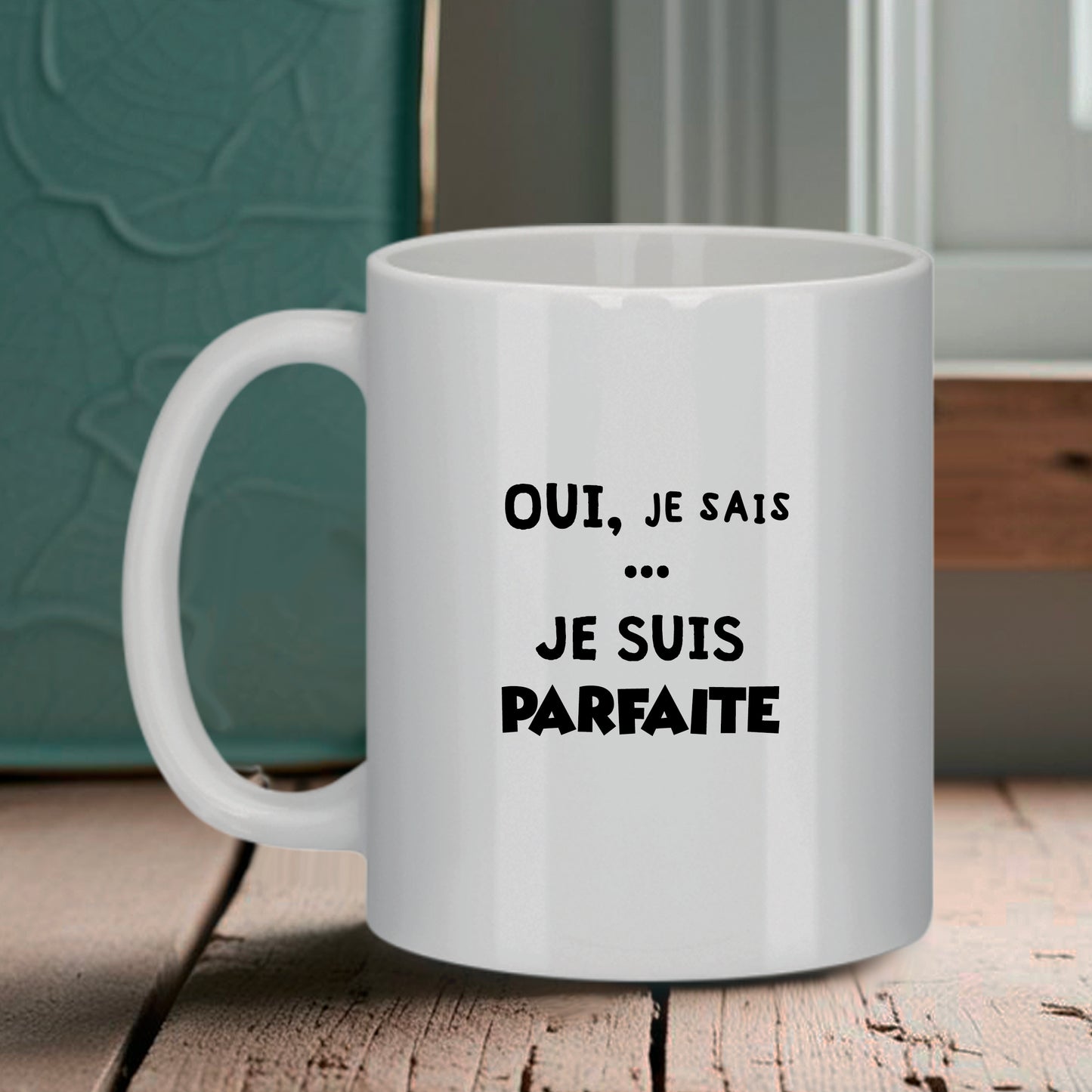 Mug blanc Bruhle avec texte noir centré : OUI, JE SAIS ... JE SUIS PARFAITE écrit en lettres capitales modernes.