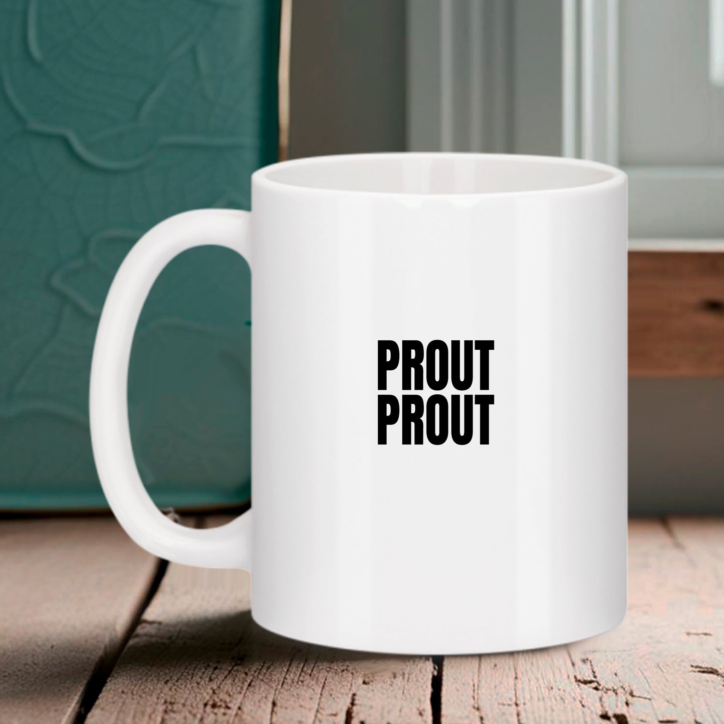 Mug blanc en céramique avec l'inscription PROUT PROUT écrite deux fois en lettres noires majuscules, style minimaliste et moderne, marque Bruhle.