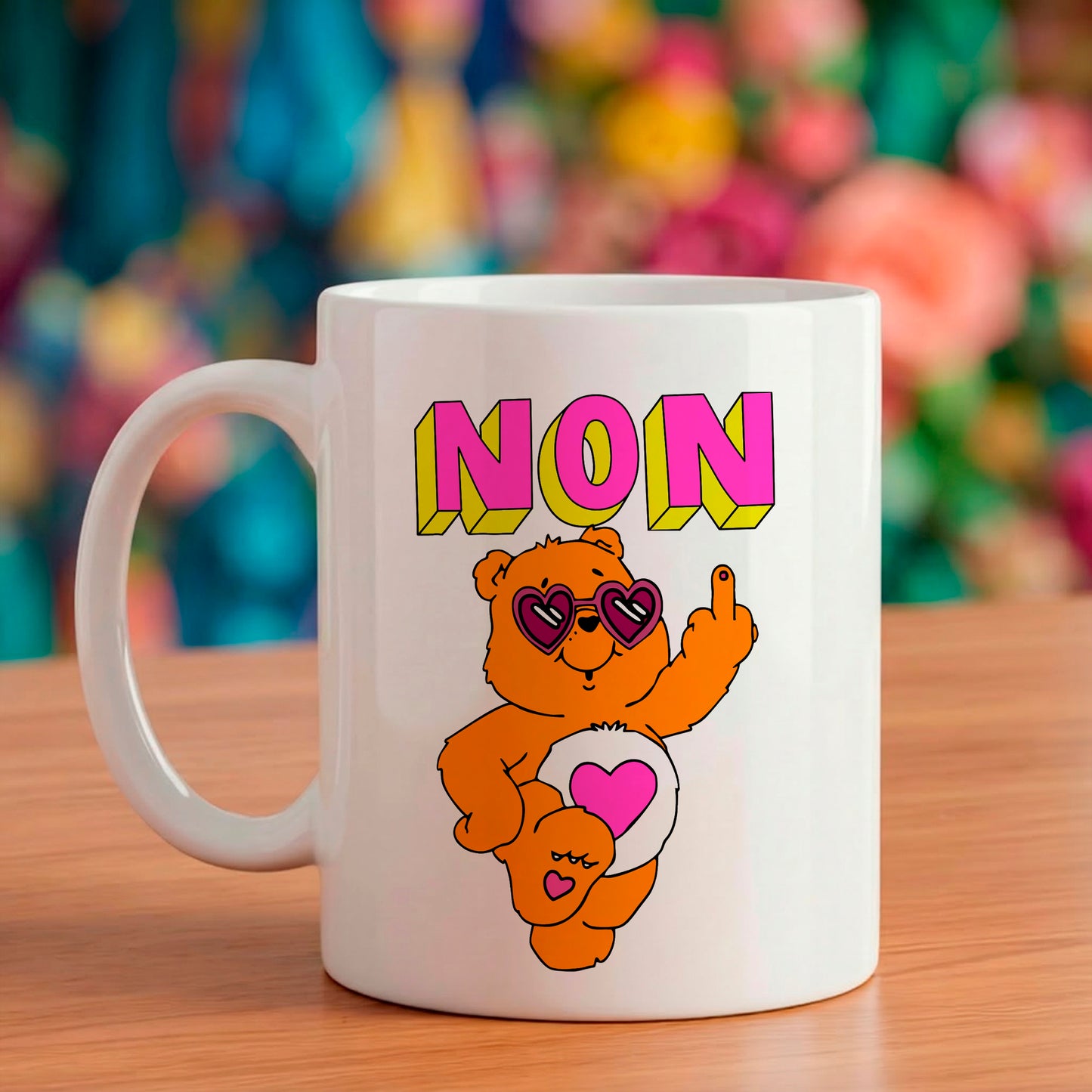 Mug en céramique blanc avec illustration rétro d'un nounours orange portant des lunettes en forme de cœur faisant un doigt d'honneur avec le texte 'NON' écrit en style rétro au-dessus.