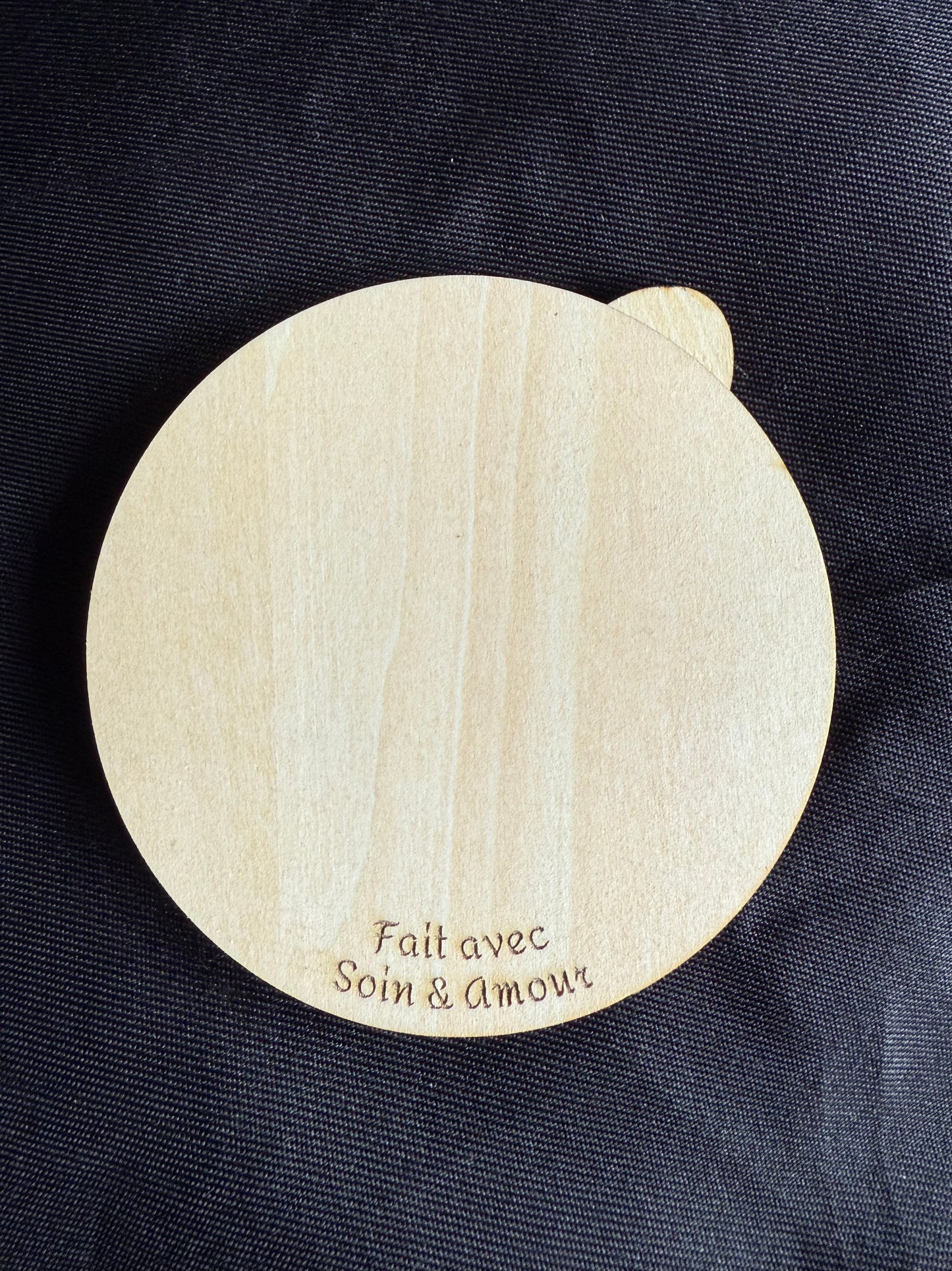 Détail gravure arc-en-ciel sur carte étape rotative en bois pour bébé