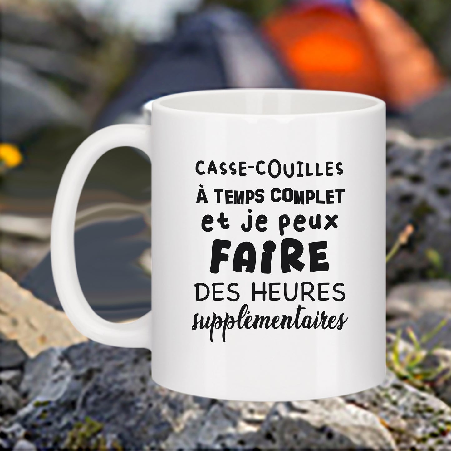 Mug blanc Bruhle avec le texte noir : Casse-couilles à temps complet et je peux faire des heures supplémentaires, utilisant plusieurs polices de caractères différentes.