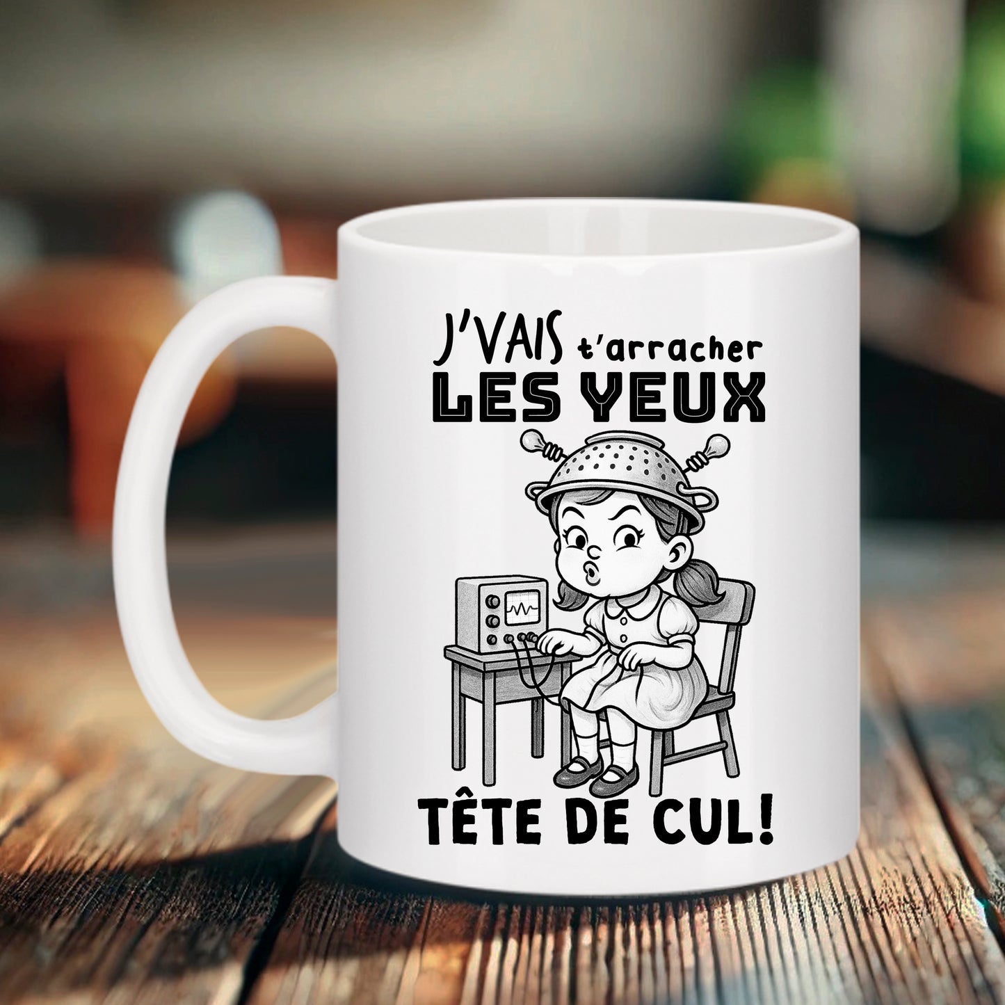Mug blanc version scientifique avec petite fille avec une passoire sur la tête devant un détecteur de mensonge et texte JE VAIS T'ARRACHER LES YEUX TÊTE DE CUL !