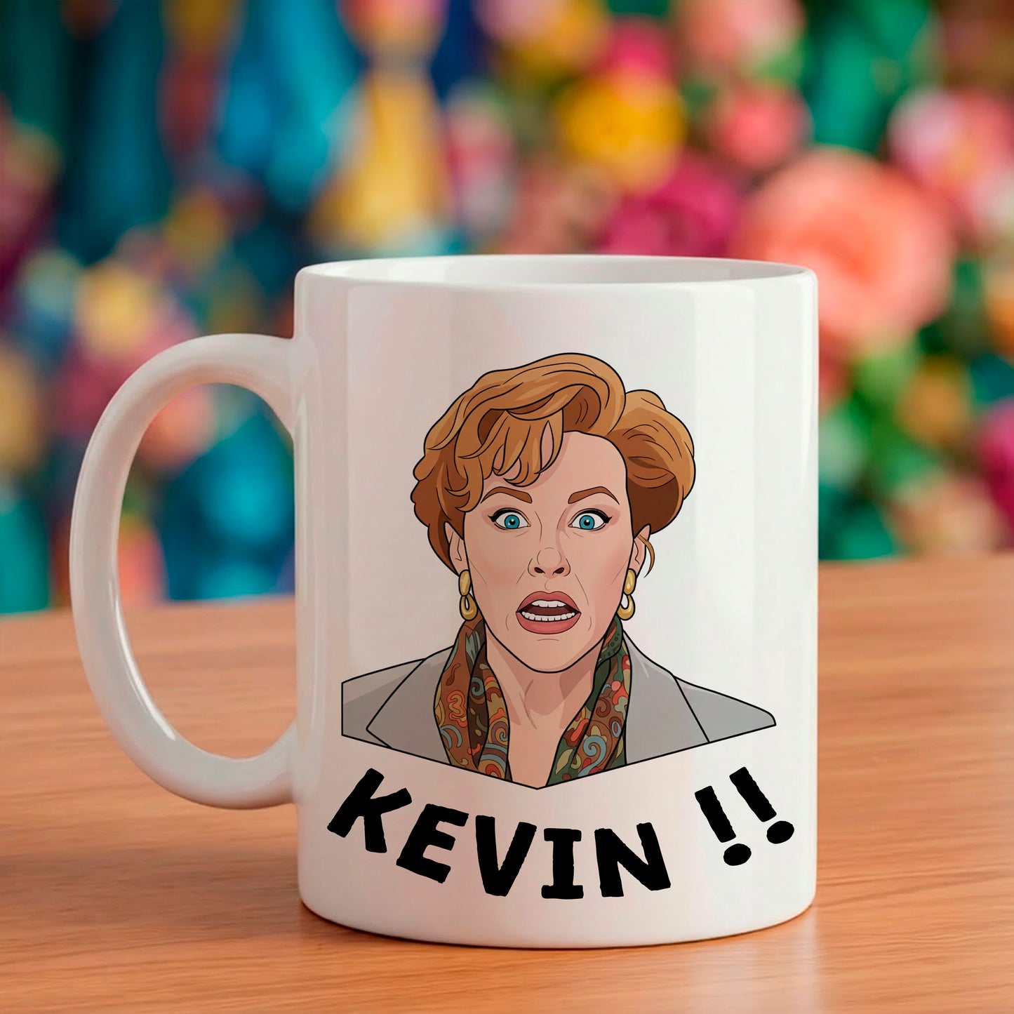 Mug blanc en céramique avec illustration graphique de la maman de Kevin criant Kevin !!, style pop art coloré.