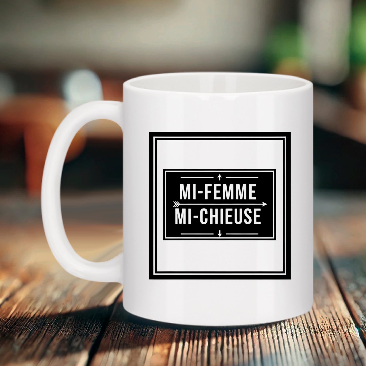 Le cadeau idéal pour celles qui assument leur caractère ! Découvrez notre mug "Mi-Femme Mi-Chieuse", un design graphique et piquant imaginé à Azay-le-Rideau. Humour garanti pour le café du matin. Fabrication française.
