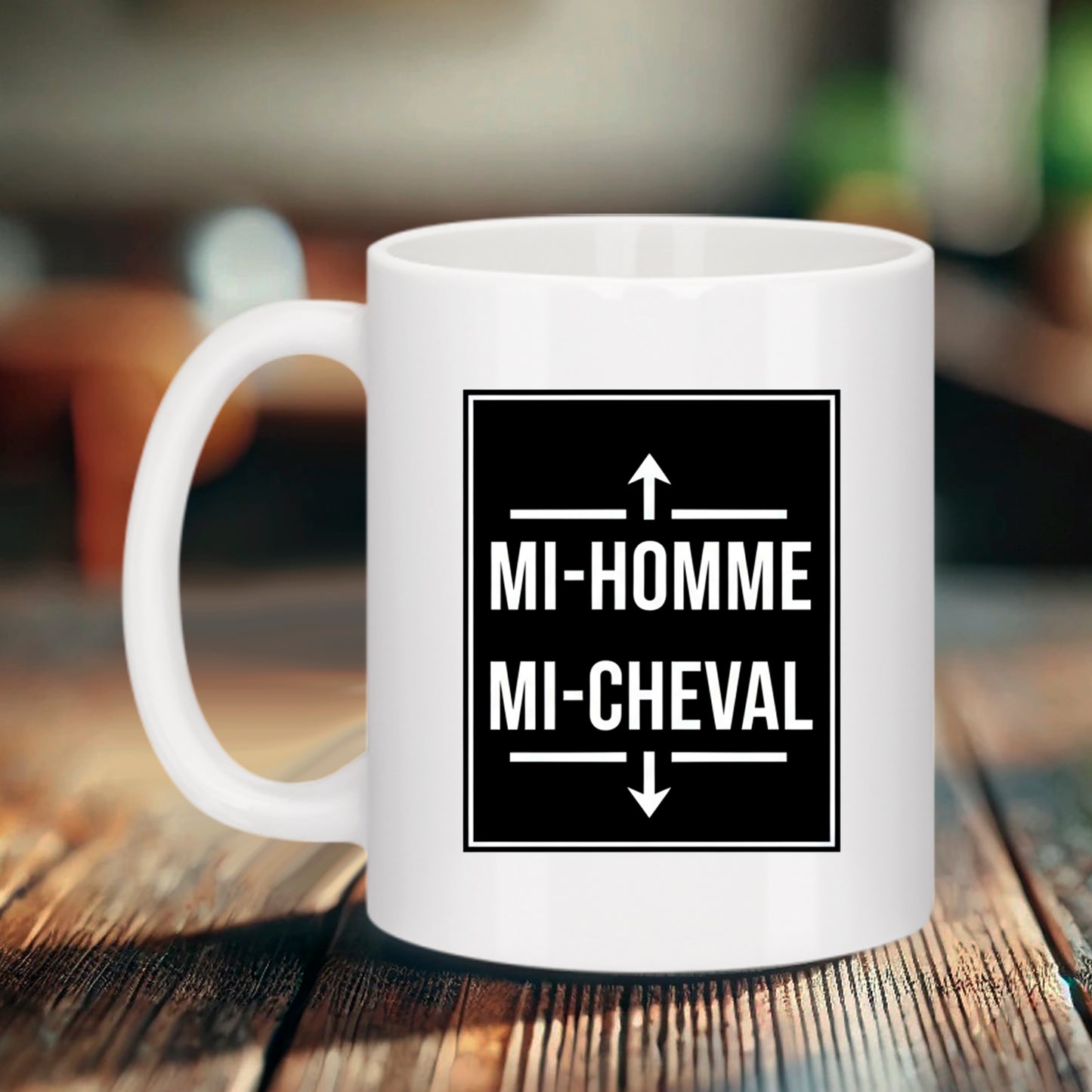 Mug blanc en céramique Bruhle posé sur une table en bois, affichant un design graphique noir carré avec l'inscription humoristique en blanc "MI-FEMME MI-CHIEUSE" encadrée par une flèche vers le haut et une flèche vers le bas.