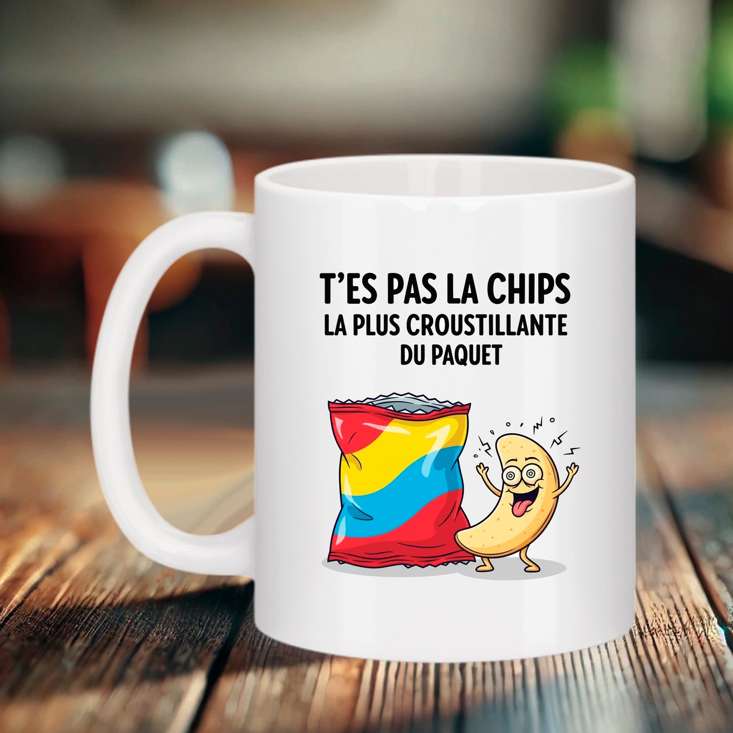 Mug humour fun sur table pour pause-café avec phrase sarcastique sur les chips