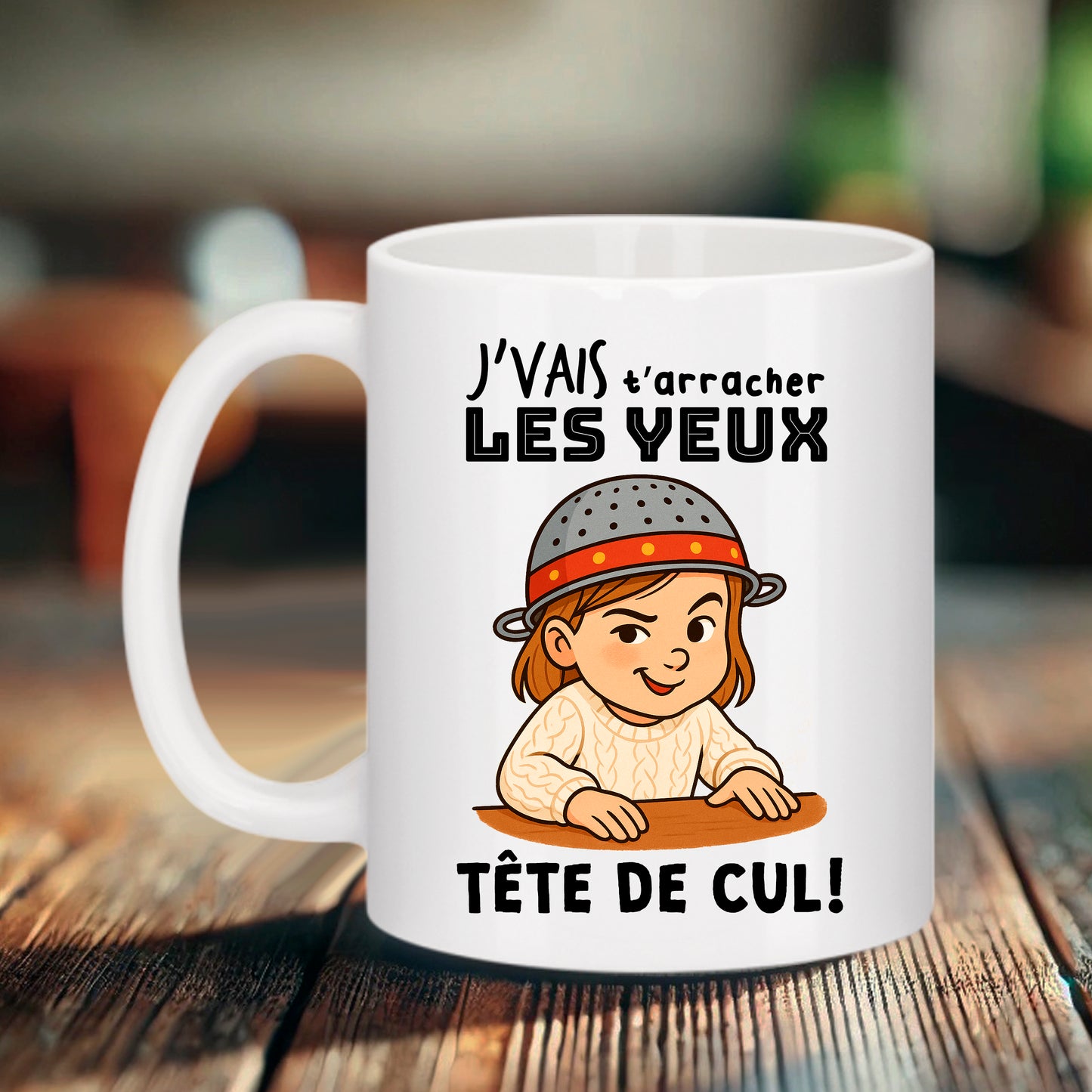 Mug blanc Bruhle illustrant une petite fille avec une passoire sur la tête et le texte J'vais t'arracher les yeux tête de cul !