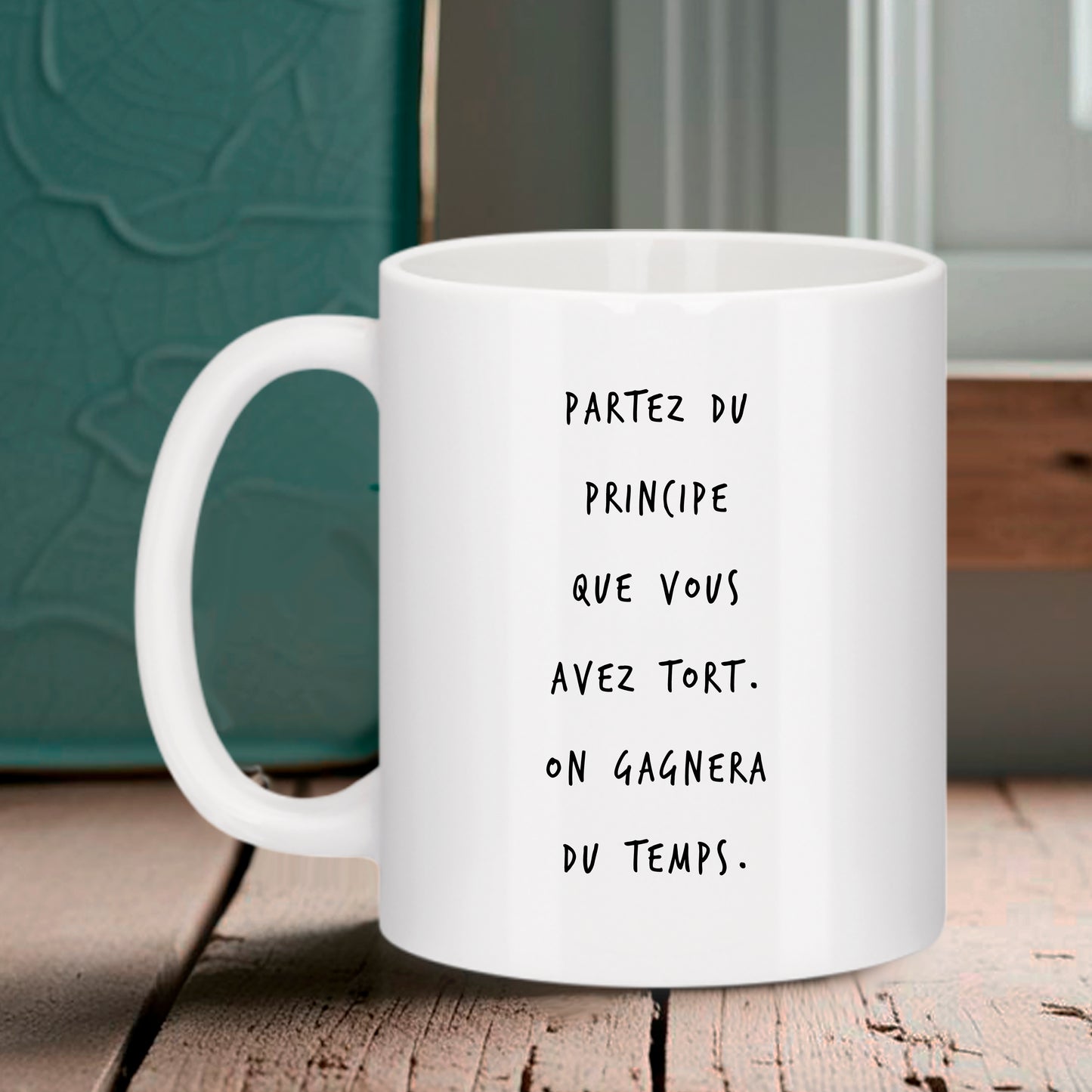 Tasse blanche Bruhle avec un texte noir minimaliste écrit à la verticale : PARTEZ DU PRINCIPE QUE VOUS AVEZ TORT. ON GAGNERA DU TEMPS.