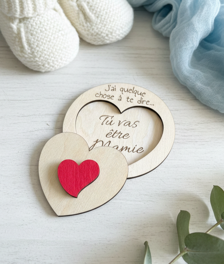 Puzzle d'annonce de grossesse en bois de bouleau de 9,5cm avec cœur rouge amovible, texte gravé 'Tu vas être Mamie', style bohème sur fond bois clair