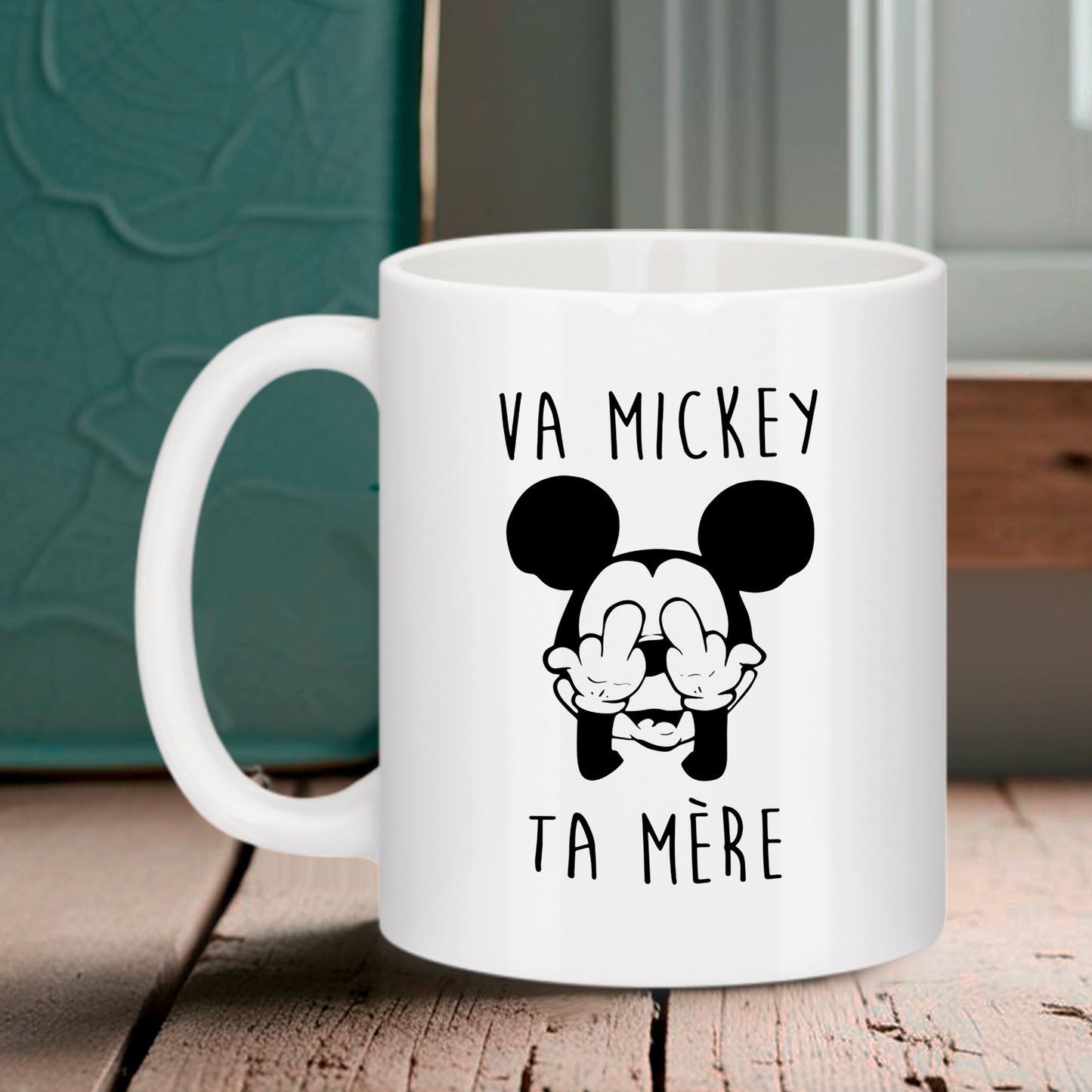 Tasse blanche Bruhle illustrant une souris célèbre faisant un geste obscène avec le texte provocateur VA MICKEY TA MÈRE.
