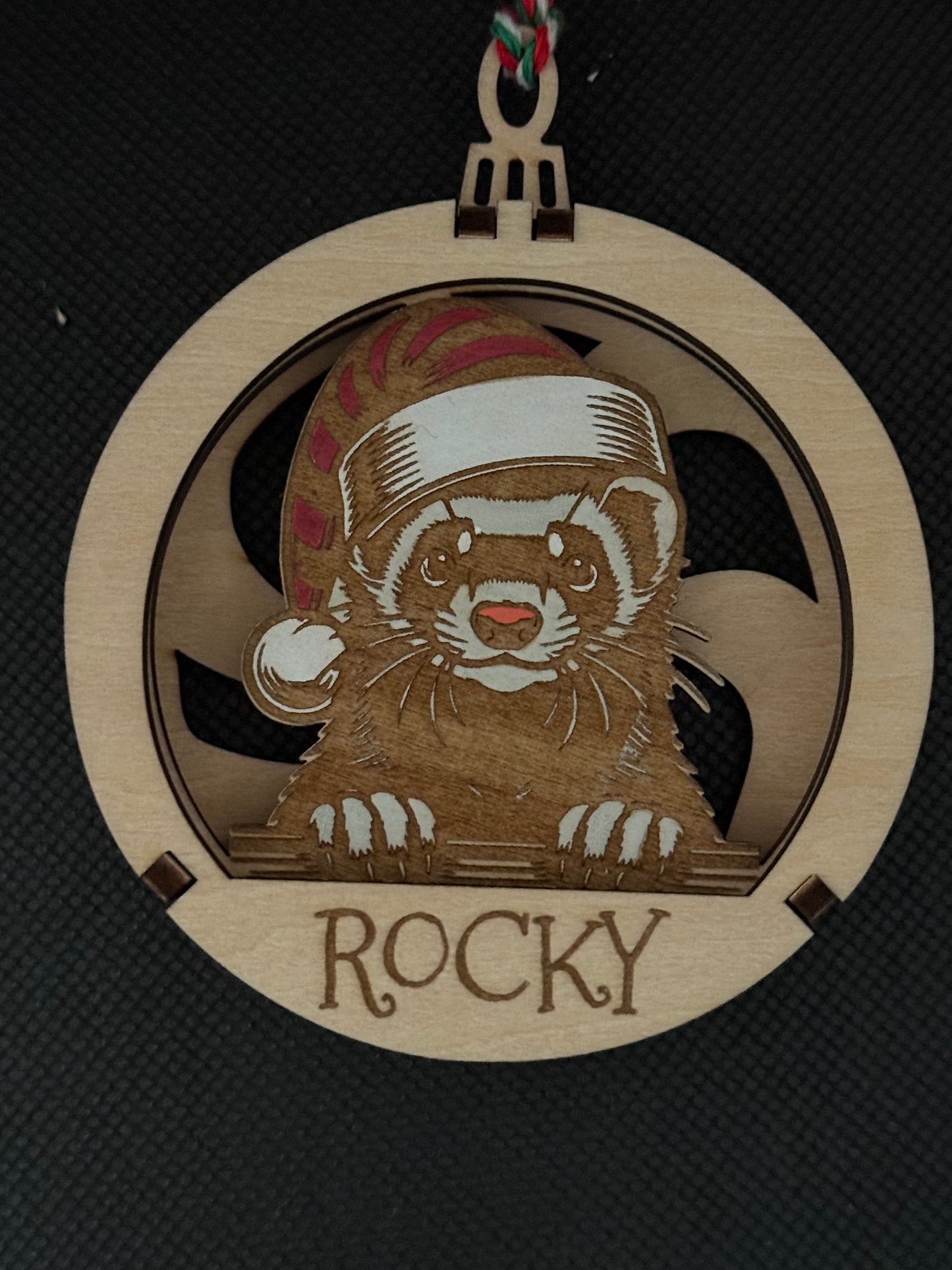 Boule de Noël 3D en bois, furet, personnalisable au nom de votre animal