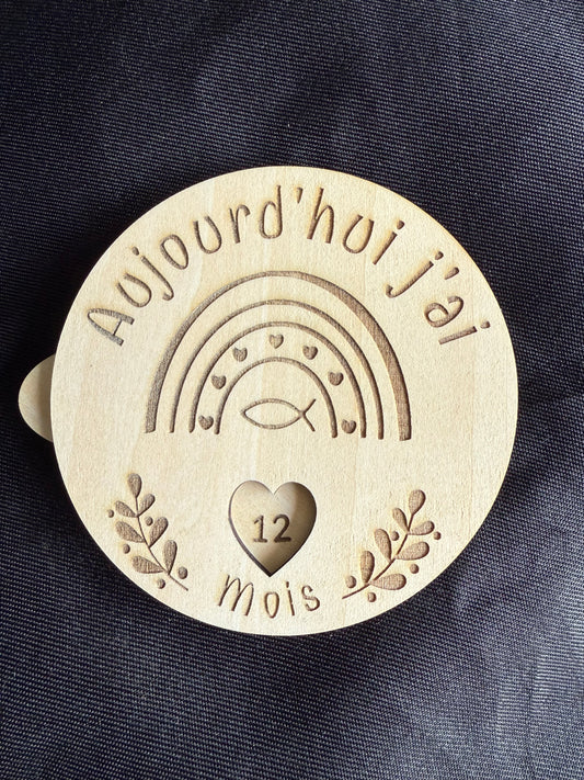 Carte étape rotative bébé en bois motif arc-en-ciel, suivi mois par mois