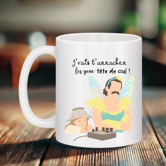 Mug en céramique humour noir avec punchline culte « J’vais t’arracher les yeux tête de cul », illustration petite fille à la passoire, fée du mensonge à moustache – idée cadeau de Noël original