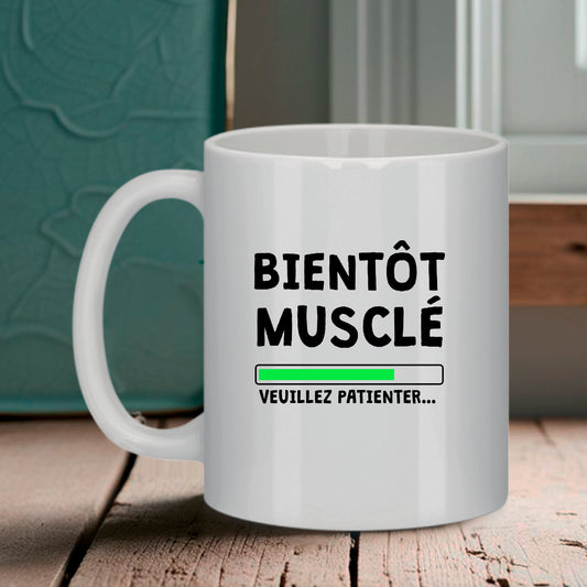 Mug céramique humour fitness “Bientôt musclé, veuillez patienter” – tasse 330 ml, idée cadeau originale et décalée, compatible micro-ondes et lave-vaisselle