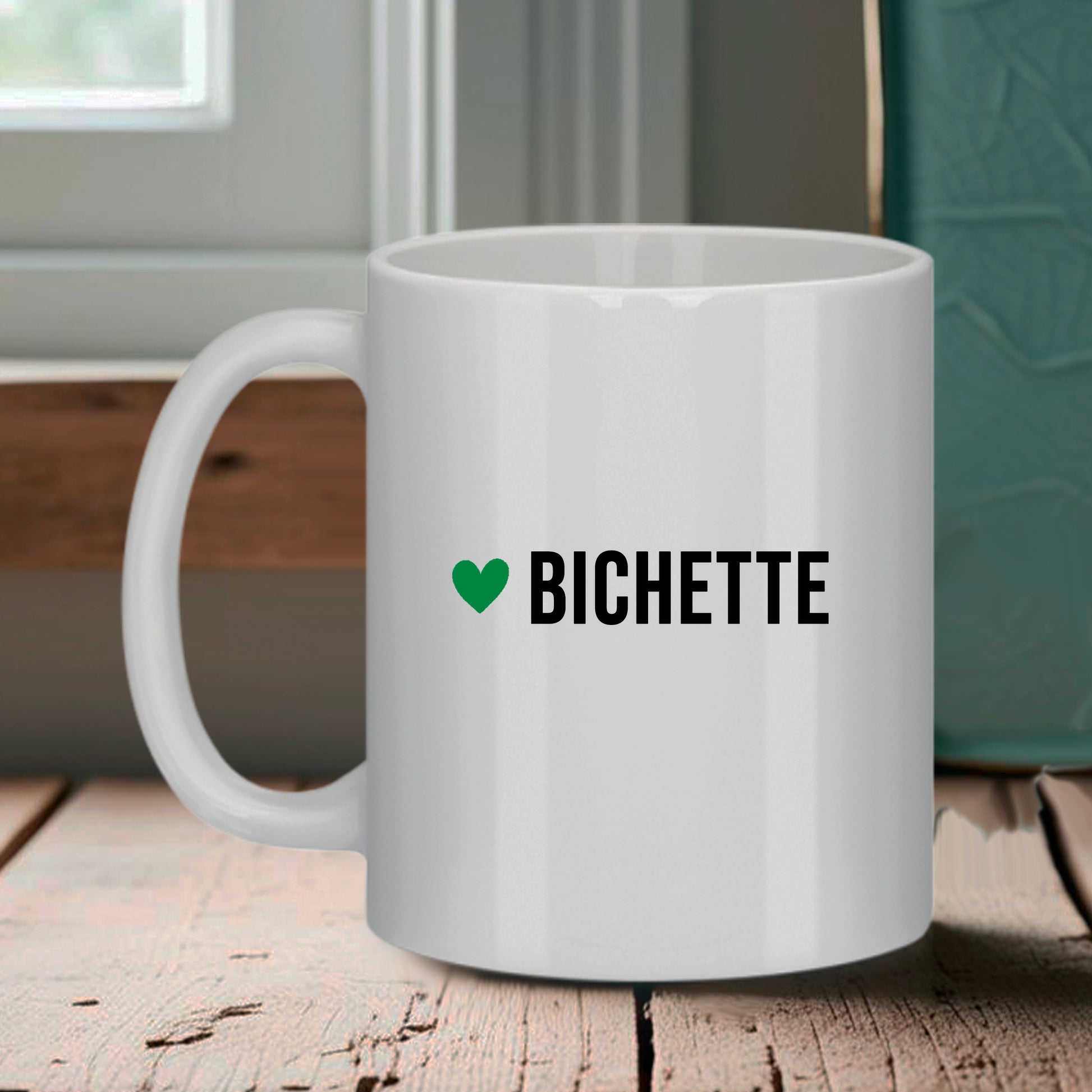 Tasse blanche Bruhle avec un petit cœur vert et le texte noir BICHETTE écrit en lettres capitales sobres.