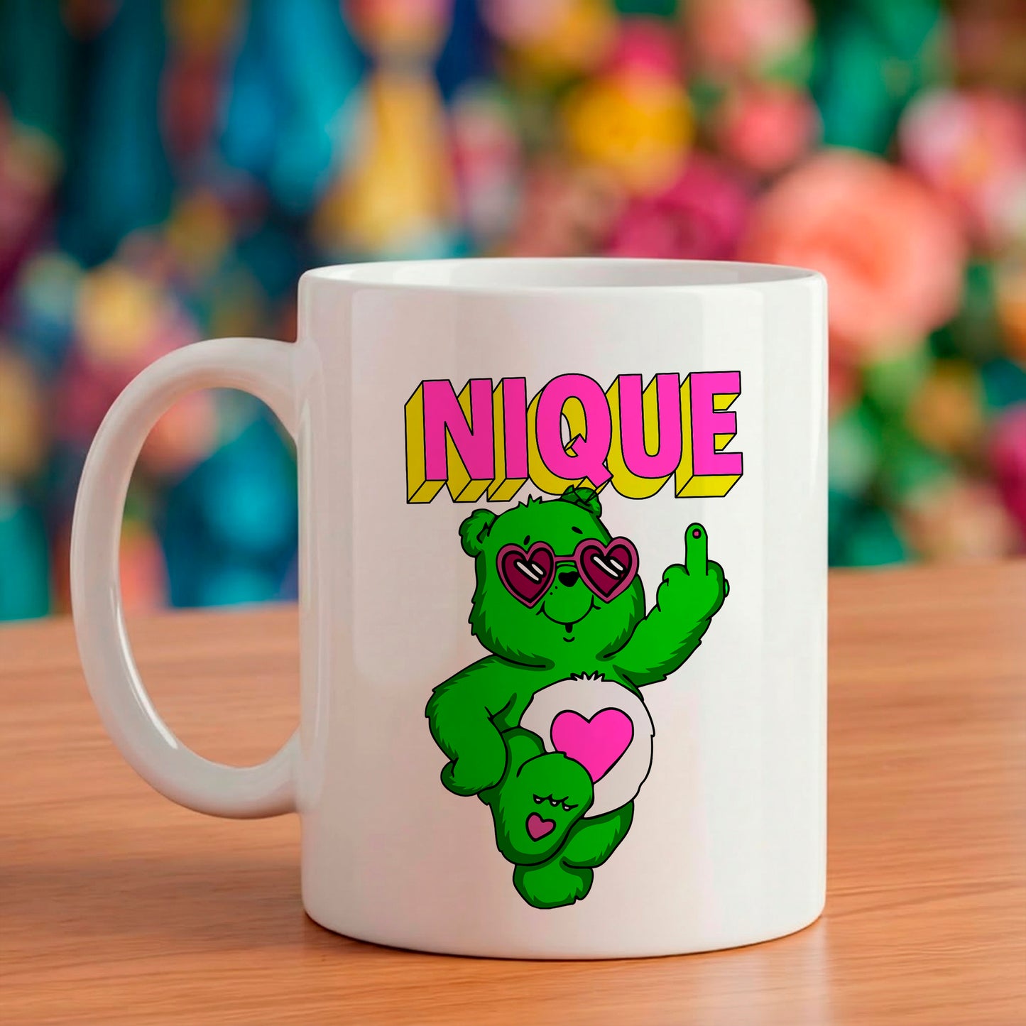 Mug en céramique blanc avec illustration rétro d'un nounours vert portant des lunettes en forme de cœur faisant un doigt d'honneur avec le texte 'NIQUE' écrit en style rétro au-dessus.