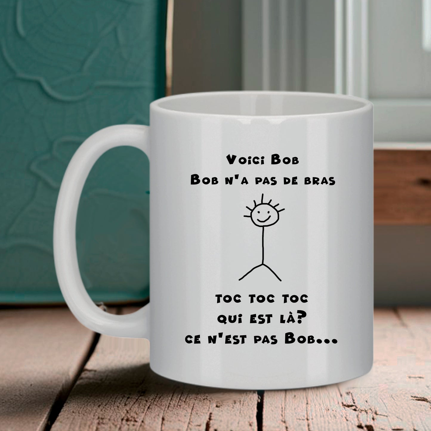 Mug rigolo Bruhle représentant une porte et le texte "Toc toc toc... C'est pas Bob", humour noir minimaliste.