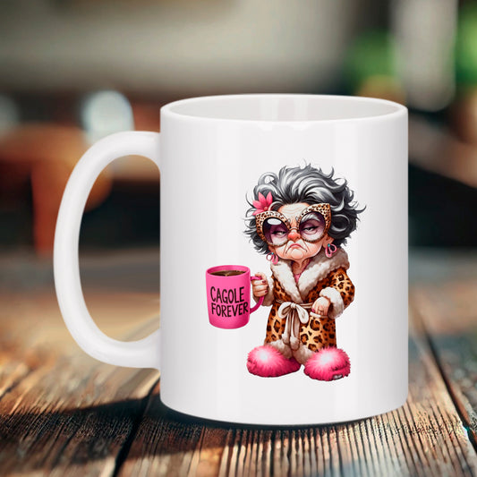 Mug blanc Bruhle avec illustration d'une dame âgée au style cagole, lunettes de soleil léopard, peignoir animalier et petit mug rose marqué "Cagole Forever".