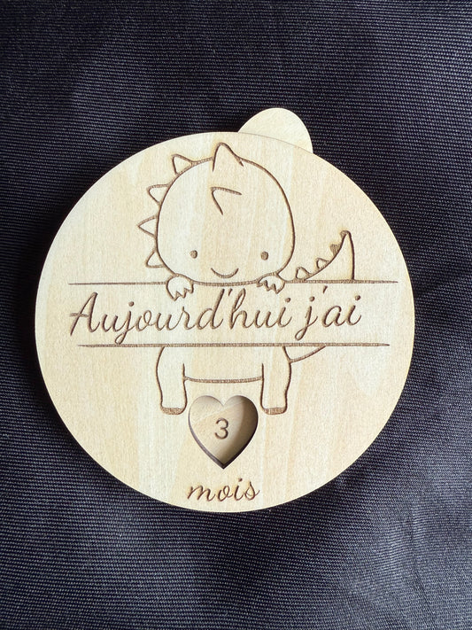 Détail gravure sur carte étape rotative bébé en bois artisanal