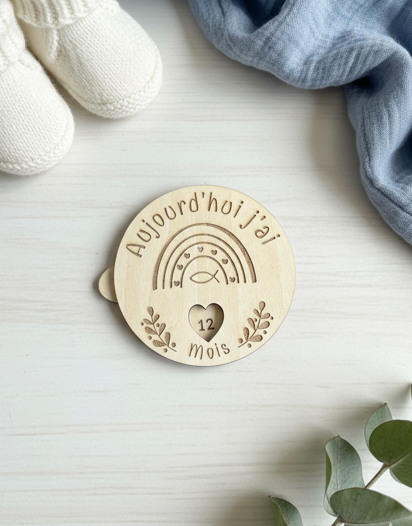 Carte étape rotative bébé en bois motif arc-en-ciel, suivi mois par mois