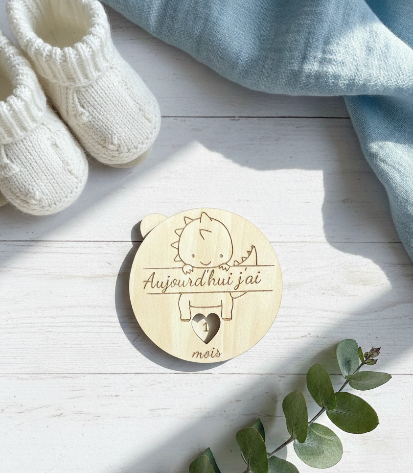 Détail gravure sur carte étape rotative bébé en bois artisanal