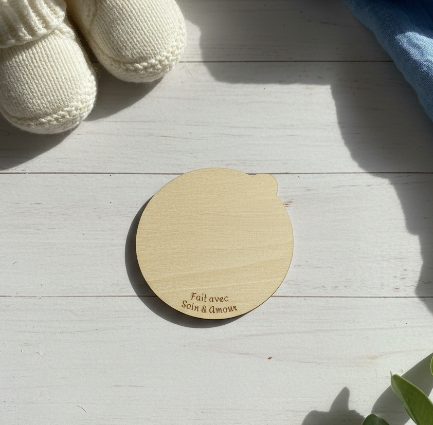 Détail gravure arrière sur carte étape rotative bébé en bois artisanal déco dinosaure