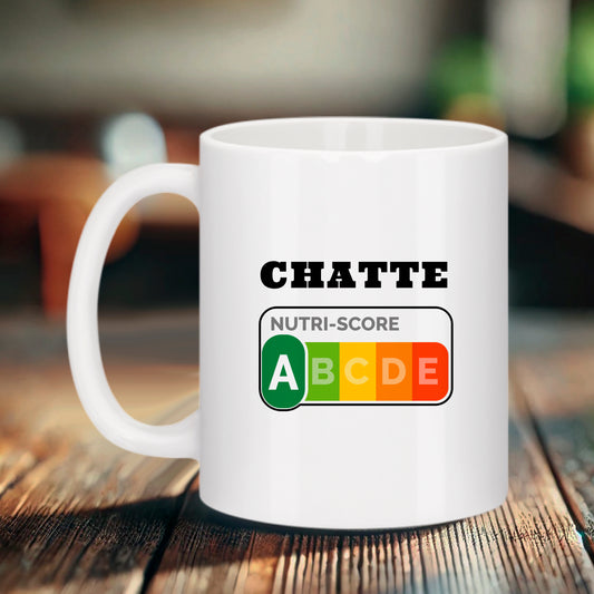 Mug blanc en céramique avec inscription CHATTE et logo Nutri-Score A, cadeau humoristique original.