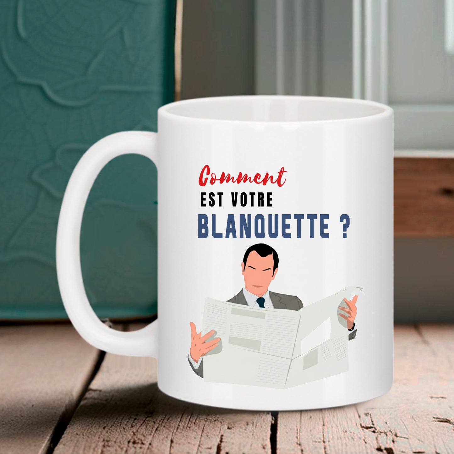 Mug blanc Bruhle avec illustration minimaliste d'un agent secret lisant un journal et texte rouge/bleu "Comment est votre blanquette ?".