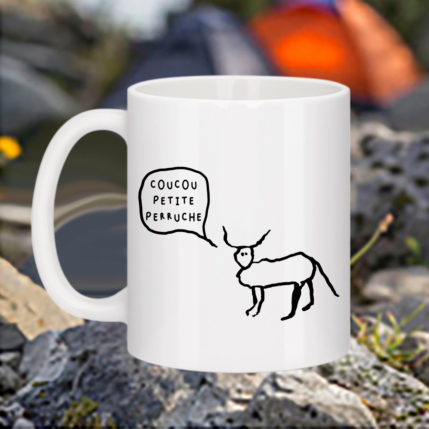 Mug blanc Bruhle avec un dessin noir minimaliste d'un animal à cornes et une bulle de texte disant Coucou petite perruche.