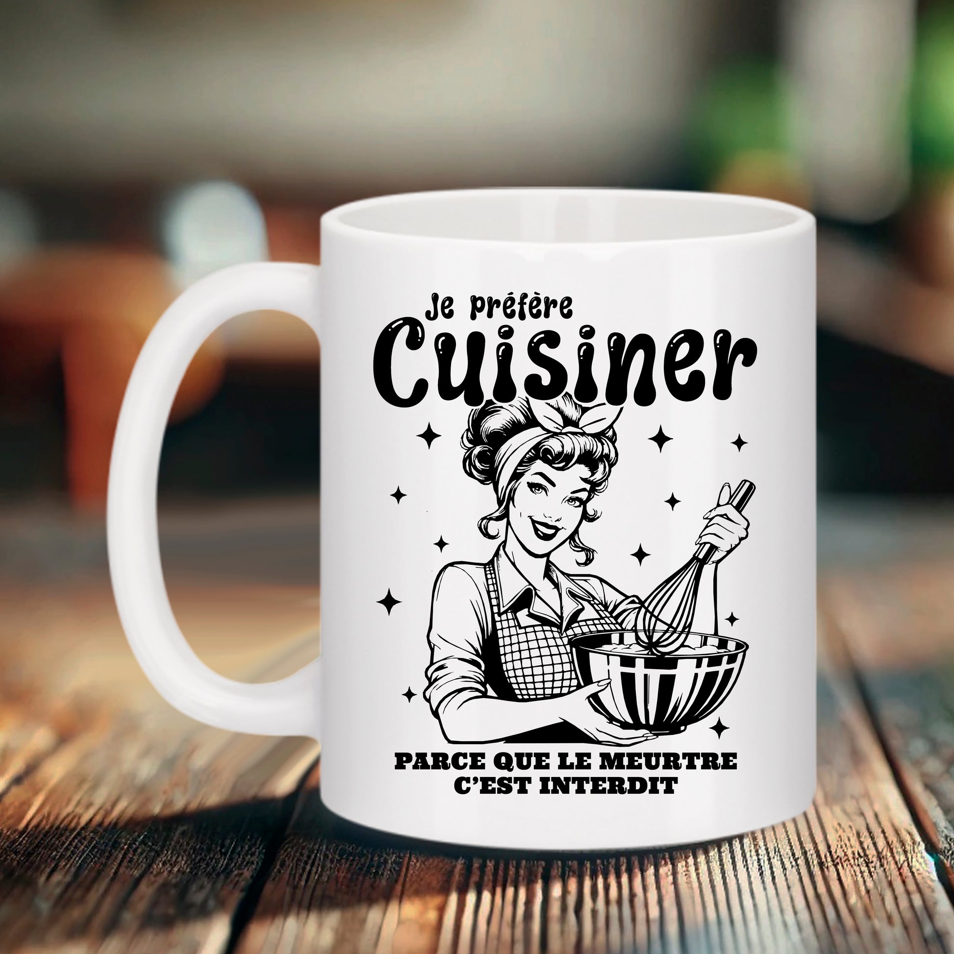 Mug blanc Bruhle avec illustration style vintage d'une femme cuisinant et le texte "Je préfère cuisiner parce que le meurtre c'est interdit".