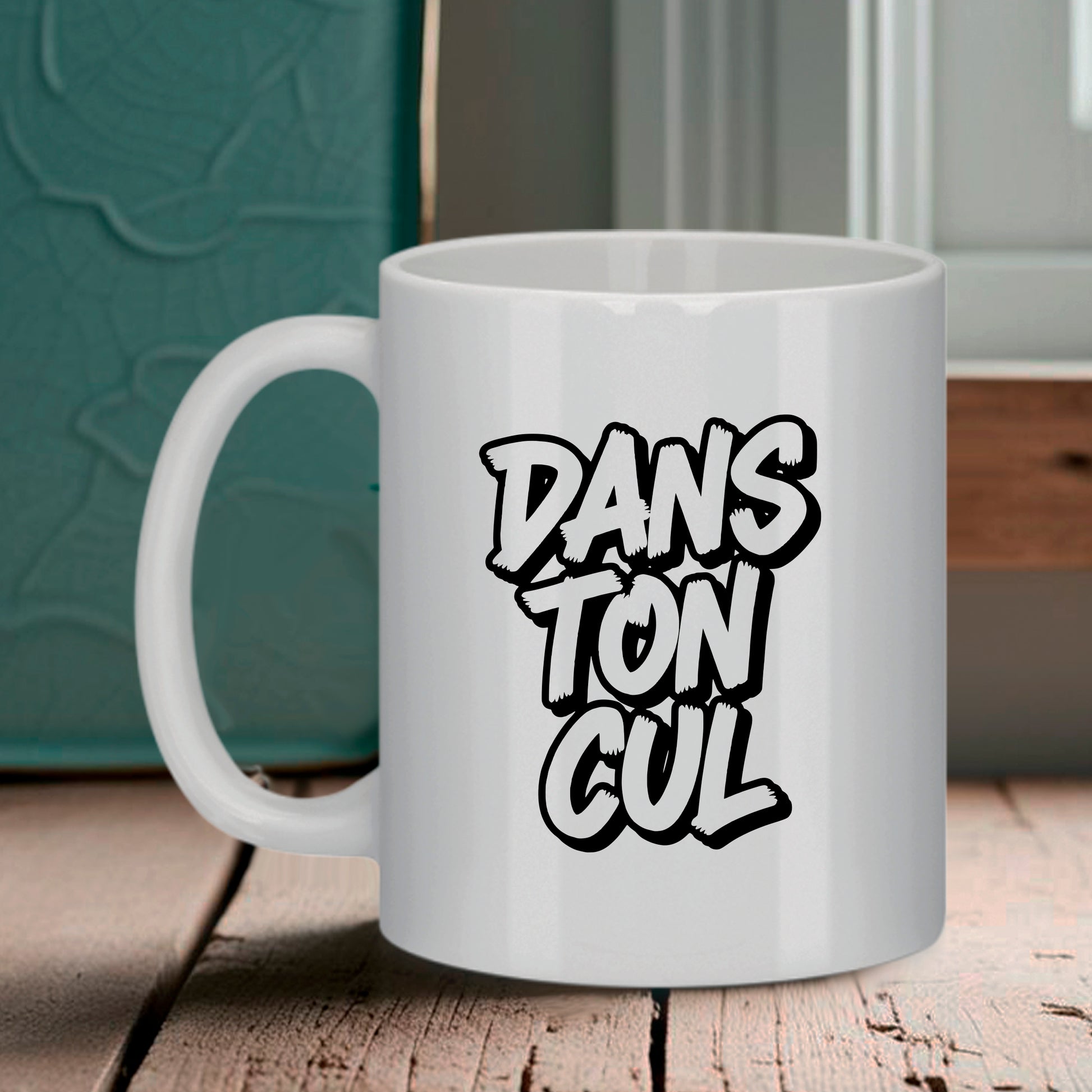 Tasse blanche Bruhle avec le texte DANS TON CUL écrit en grosses lettres noires style graffiti.