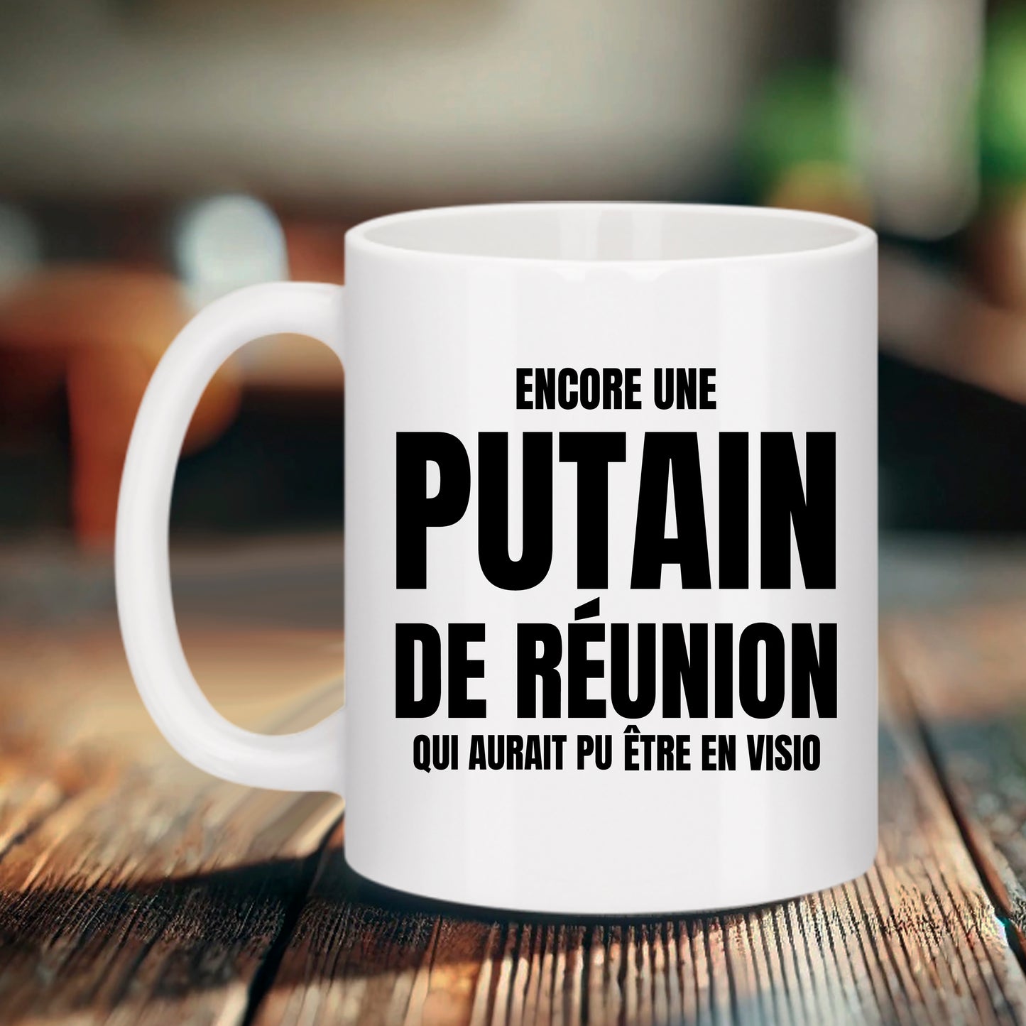 Mug blanc Bruhle avec texte noir : ENCORE UNE PUTAIN DE RÉUNION QUI AURAIT PU ÊTRE EN VISIO écrit en lettres capitales grasses.
