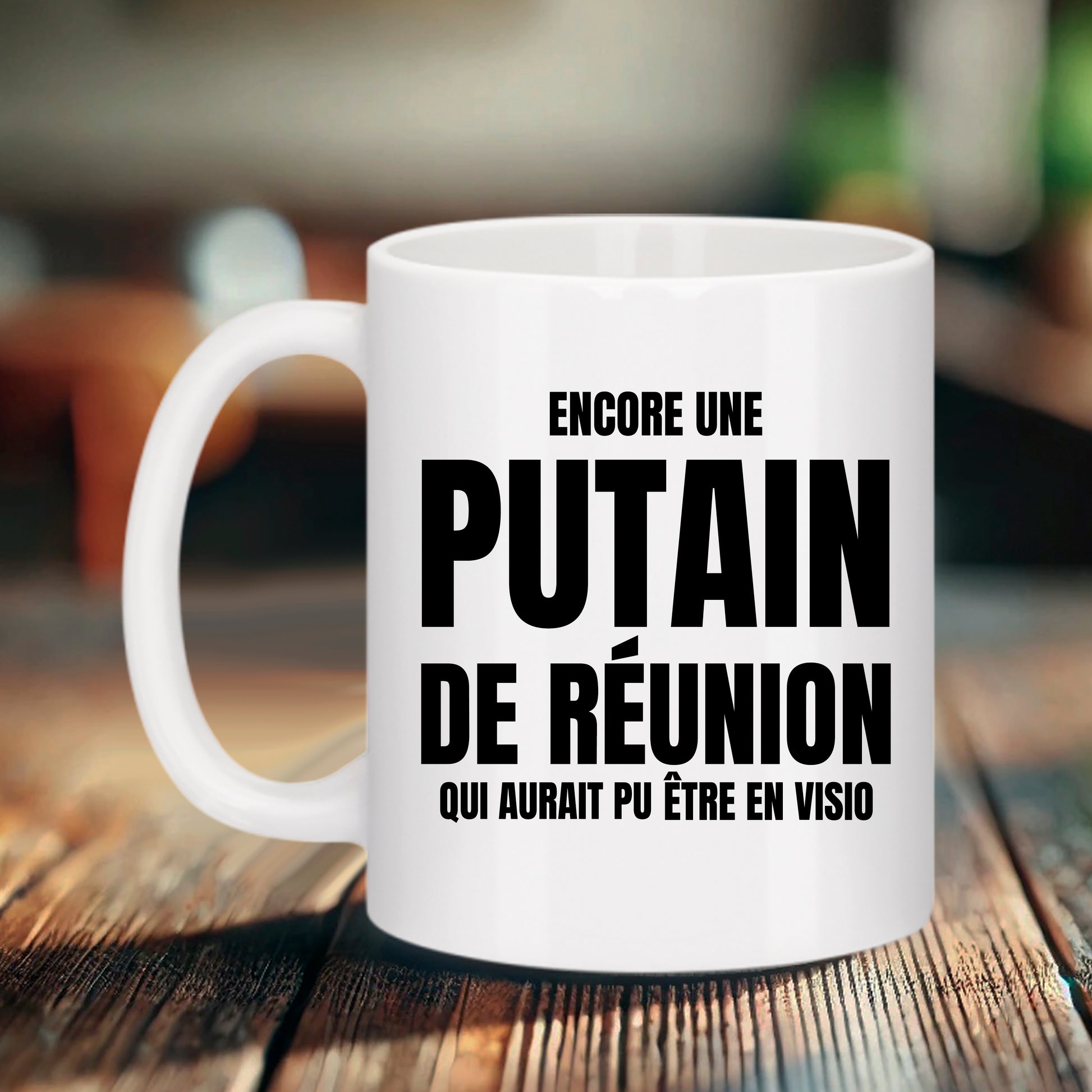 Mug blanc Bruhle avec texte noir : ENCORE UNE PUTAIN DE RÉUNION QUI AURAIT PU ÊTRE EN VISIO écrit en lettres capitales grasses.