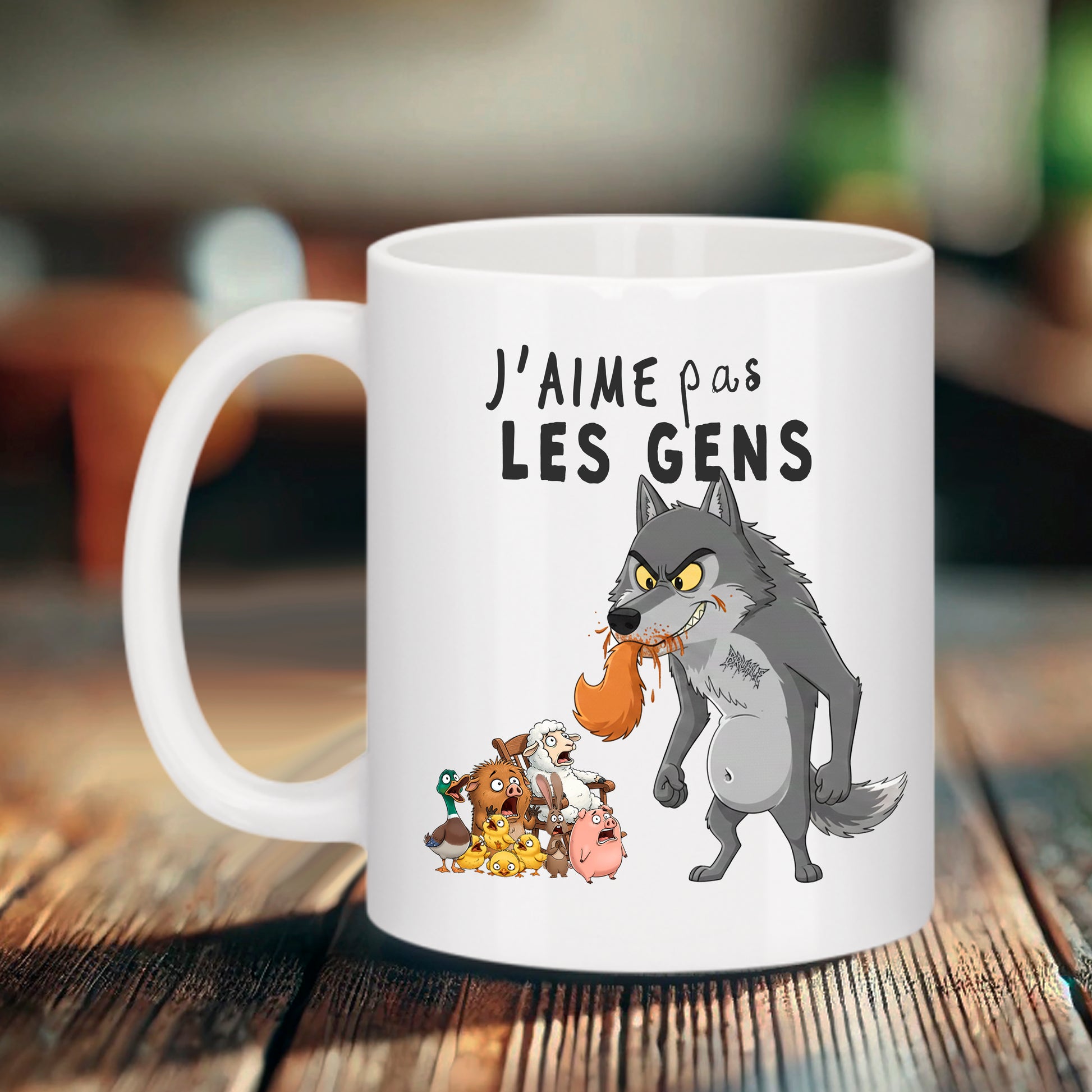 Mug blanc Bruhle avec un loup gris cartoon en colère et le texte J'aime pas les gens, référence au loup mal aimé.