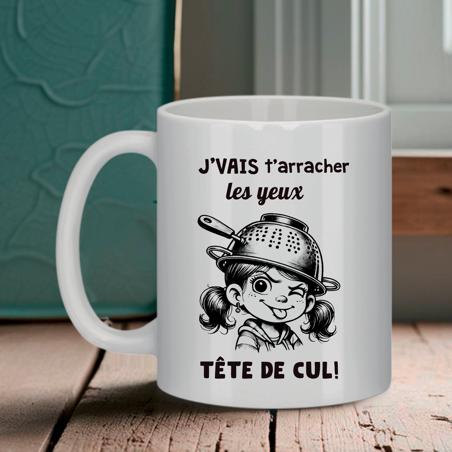 mug blanc humouristique avec dessin de petite fille et passoire sur la tête inscription je vais t'arracher les yeux tête de cul