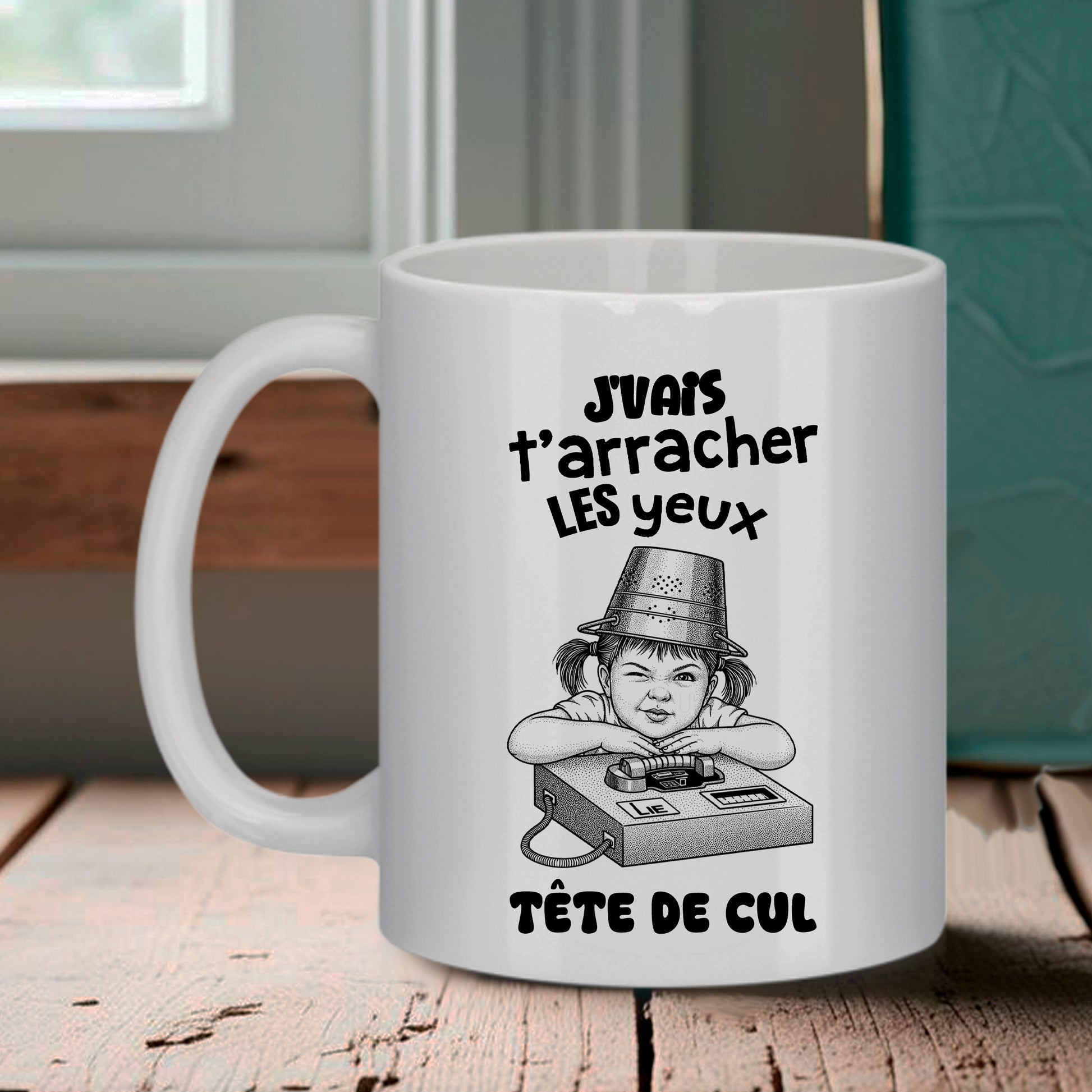 Mug blanc Bruhle avec une illustration noire d'une petite fille portant une passoire sur la tête, s'appuyant sur un détecteur de mensonges marqué LIE, avec le texte J'vais t'arracher les yeux tête de cul.