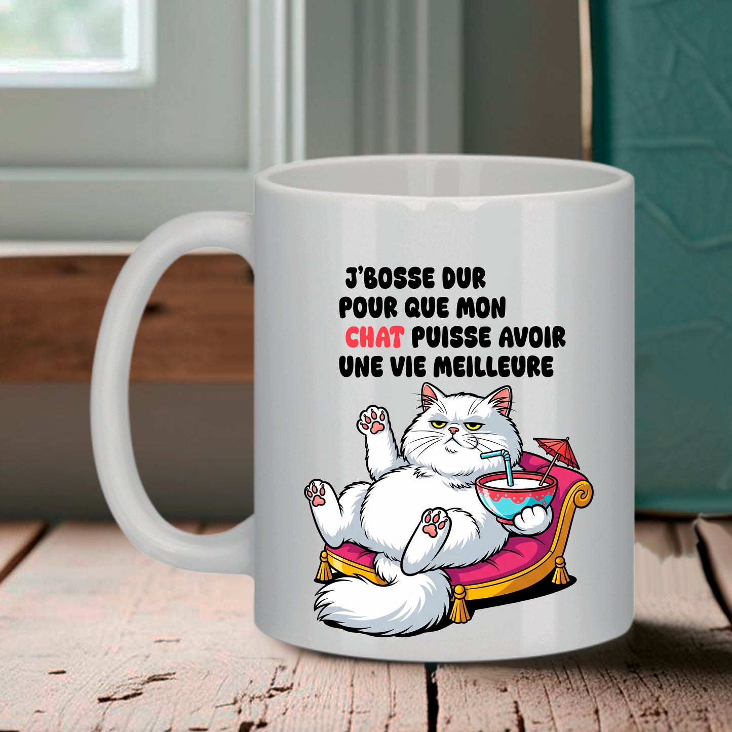 Tasse blanche Bruhle illustrant un gros chat blanc sur un canapé rose avec un cocktail et le texte : J'BOSSE DUR POUR QUE MON CHAT PUISSE AVOIR UNE VIE MEILLEURE.