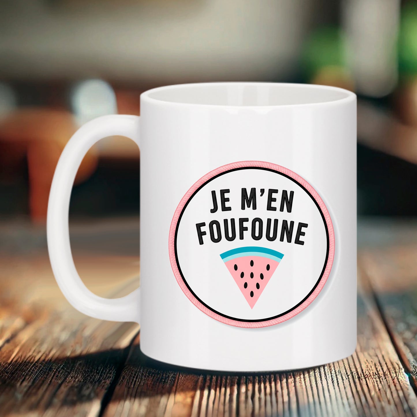 Mug blanc Bruhle avec un logo circulaire rose contenant une tranche de pastèque et le texte noir Je m'en foufoune.