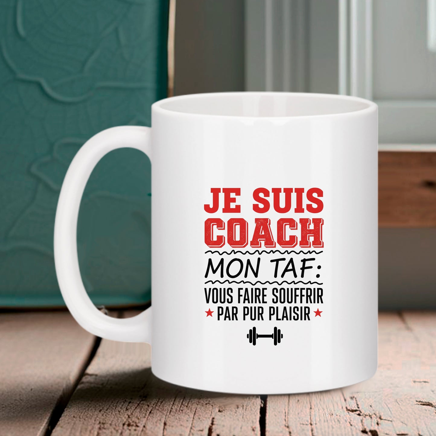 Mug blanc Bruhle avec texte rouge et noir : JE SUIS COACH - MON TAF : VOUS FAIRE SOUFFRIR PAR PUR PLAISIR, illustré avec un haltère de musculation.