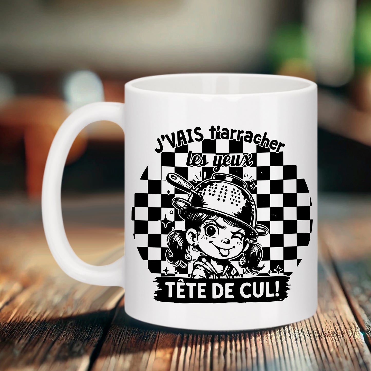 Tasse blanche avec une illustration d'une petite fille en noir et blanc portant une passoire sur la tête et le texte Je VAIS T'ARRACHER LES YEUX TÊTE DE CUL !