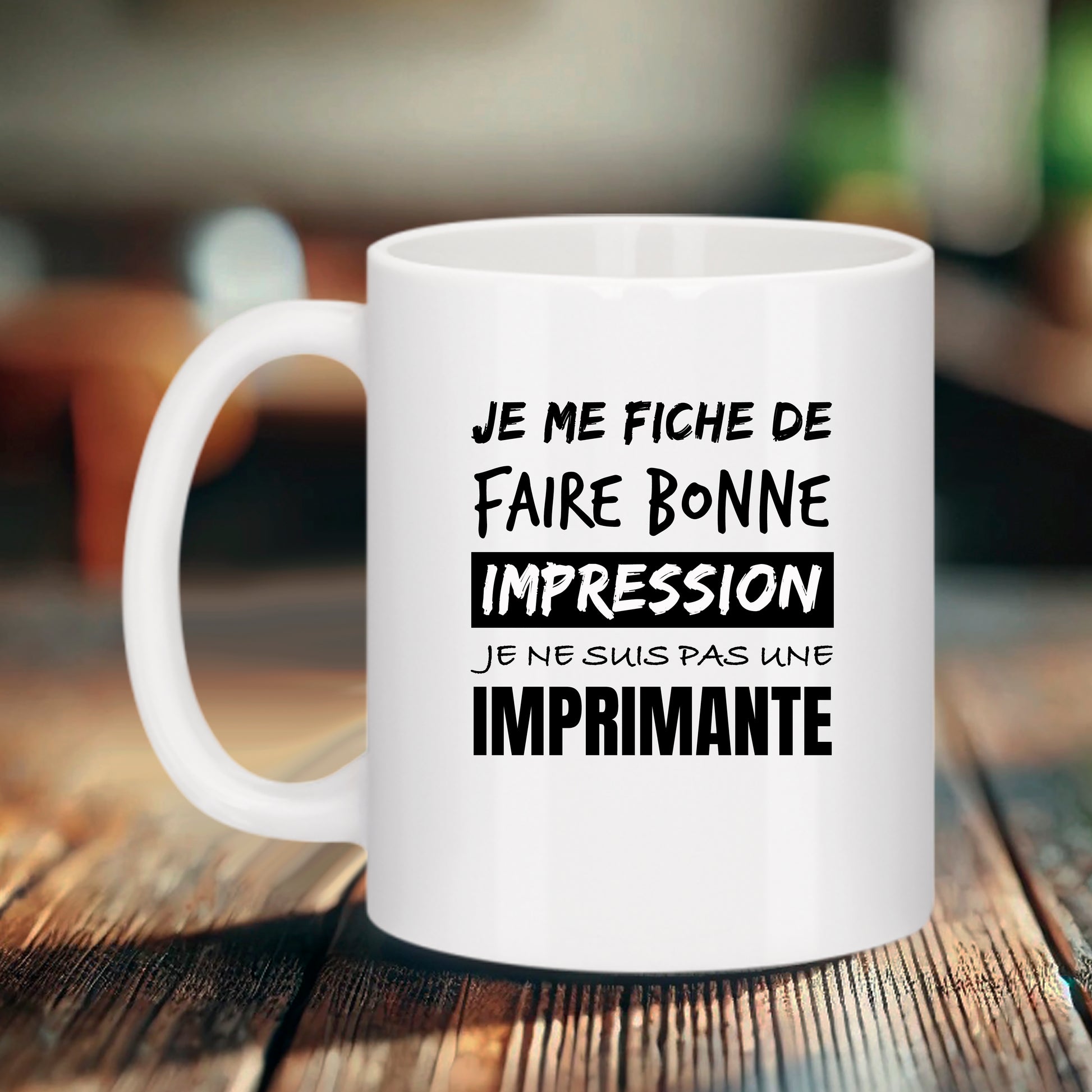 Mug blanc Bruhle avec texte noir : Je me fiche de faire bonne impression, je ne suis pas une imprimante, utilisant un mélange de polices modernes et de blocs noirs.