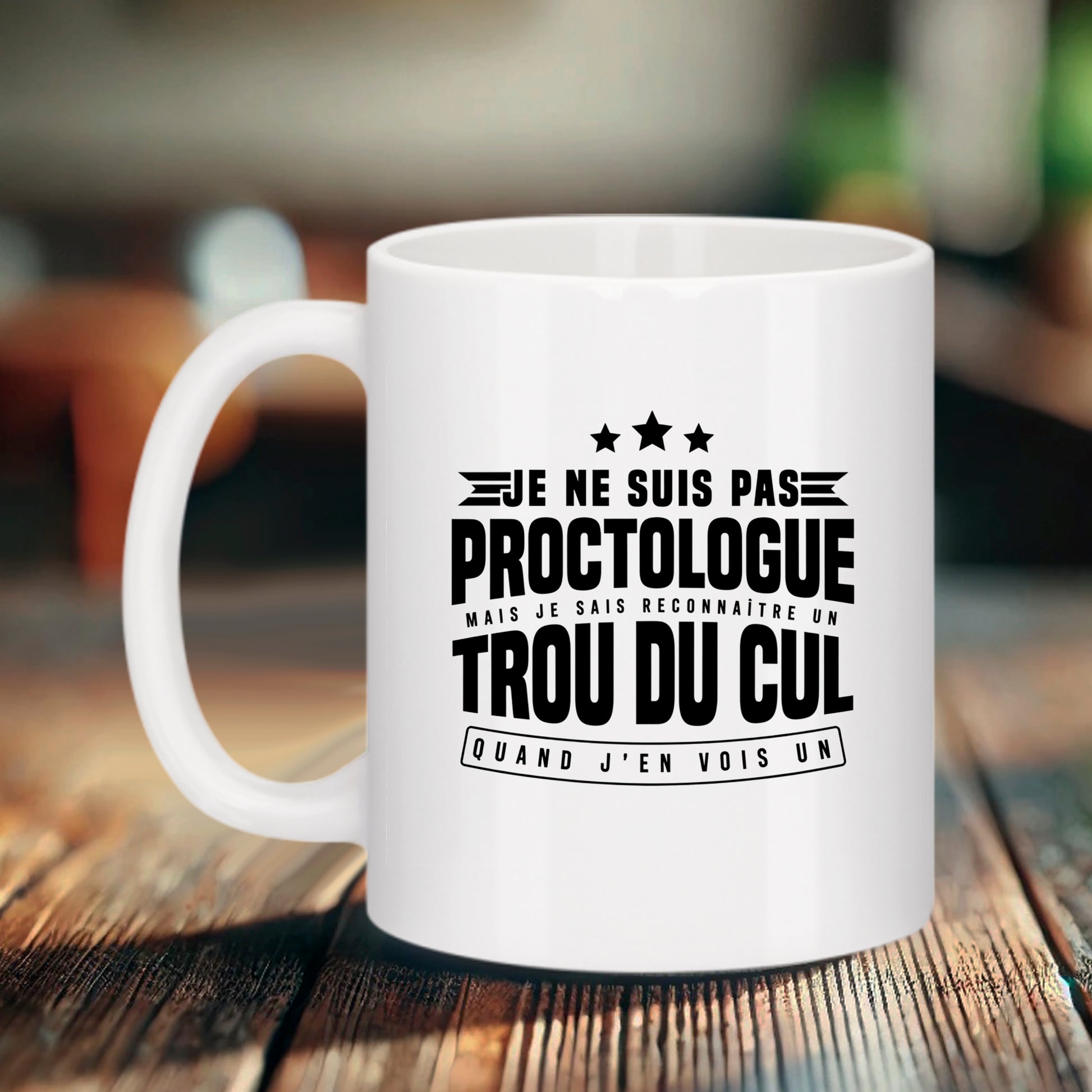 Mug blanc Bruhle avec un logo noir composé d'étoiles et de bannières contenant le texte : Je ne suis pas proctologue mais je sais reconnaître un trou du cul quand j'en vois un.