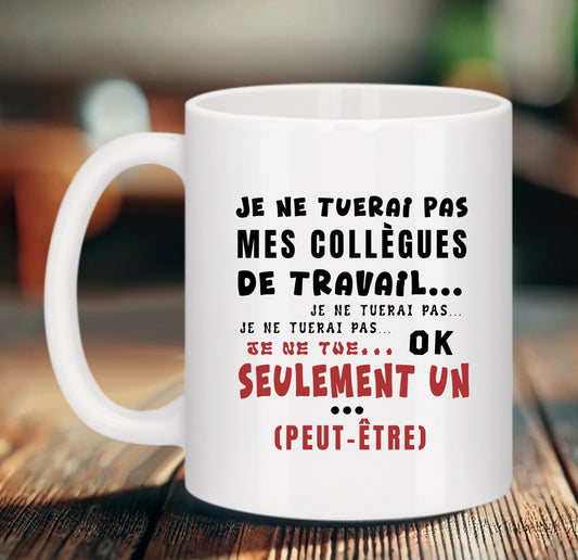 Mug blanc Bruhle avec le texte Je ne tuerai pas mes collègues de travail écrit plusieurs fois comme une punition, se terminant par OK SEULEMENT UN (PEUT-ÊTRE) en rouge.