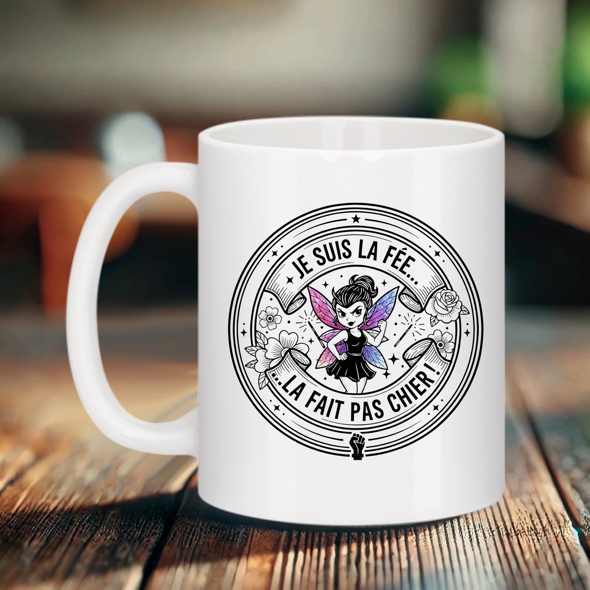 Mug blanc Bruhle avec un logo circulaire style blason représentant une fée aux ailes colorées, des fleurs et le texte Je suis la fée... la fait pas chier ! avec un symbole de poing levé.