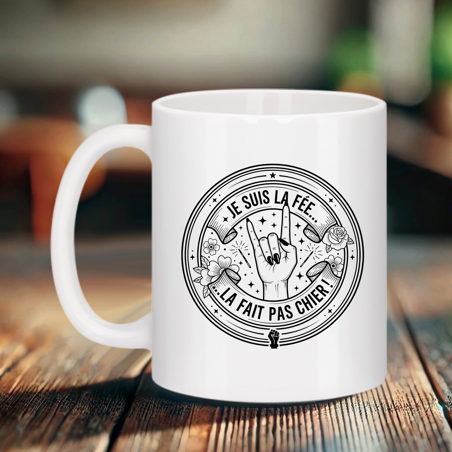 Tasse blanche féministe Bruhle avec un logo circulaire noir style tatouage affichant le texte JE SUIS LA FÉE... LA FAIT PAS CHIER ! avec une main faisant le signe rock.