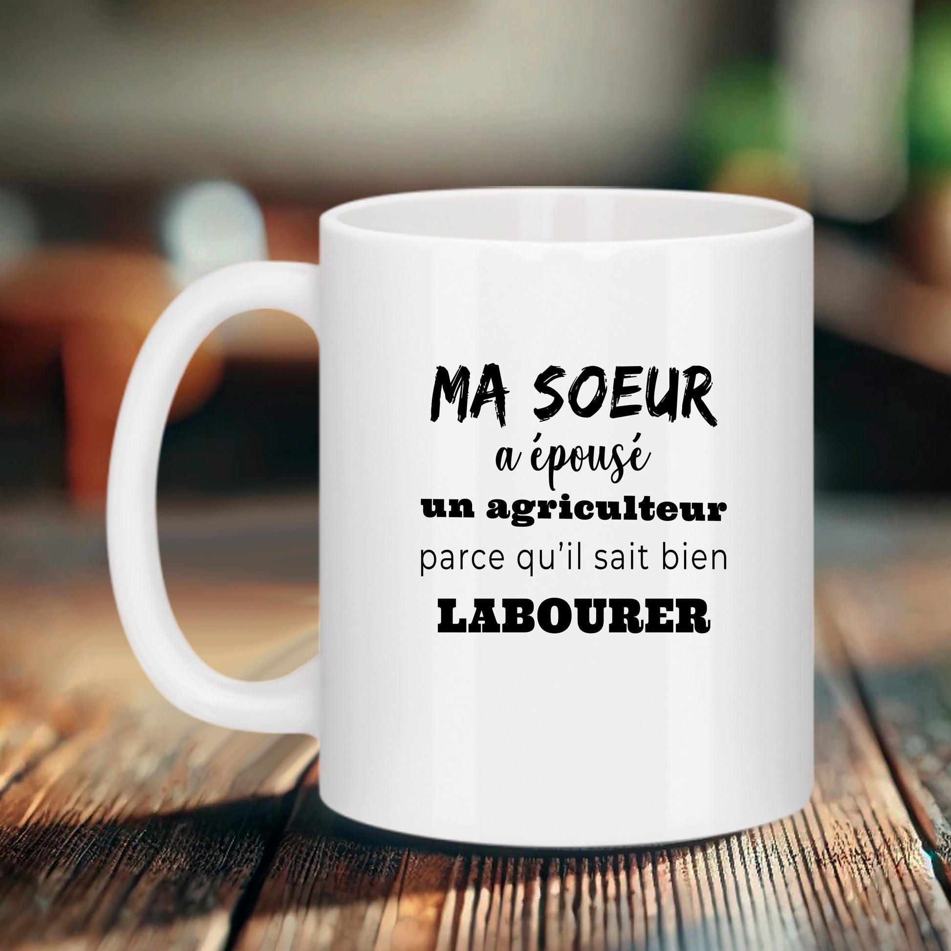 Tasse blanche Bruhle avec texte noir : MA SOEUR a épousé un agriculteur parce qu’il sait bien LABOURER. message drôle