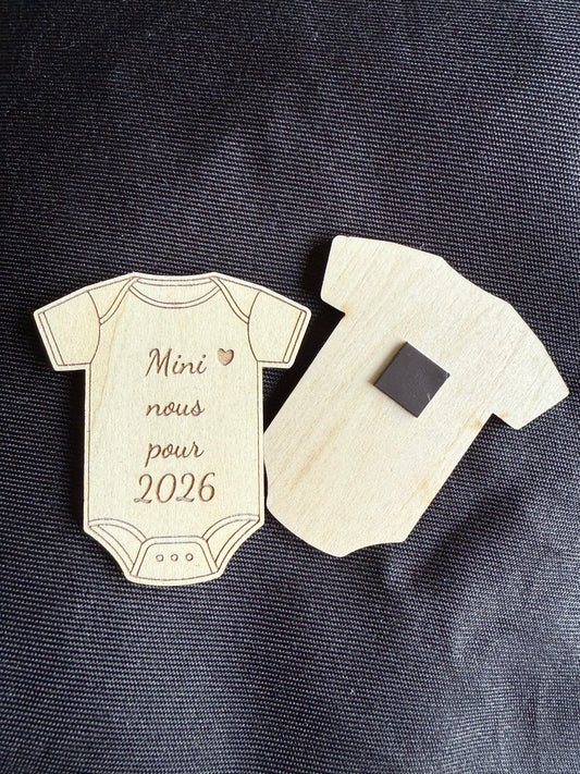 Magnet annonce grossesse "Mini nous pour 2026" en bois, idée cadeau originale