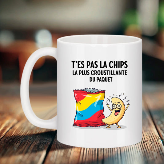 Mug humour fun sur table pour pause-café avec phrase sarcastique sur les chips