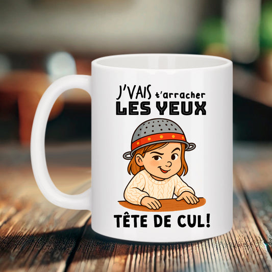 Mug blanc Bruhle illustrant une petite fille avec une passoire sur la tête et le texte J'vais t'arracher les yeux tête de cul !